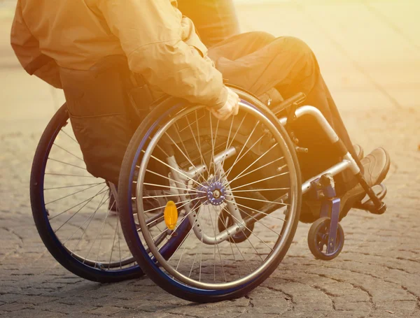Uomo sulla sedia a rotelle — Foto Stock