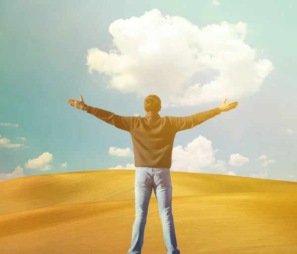 Человек, стоящий против красивых песчаных дюн - концепция свободы — стоковое фото