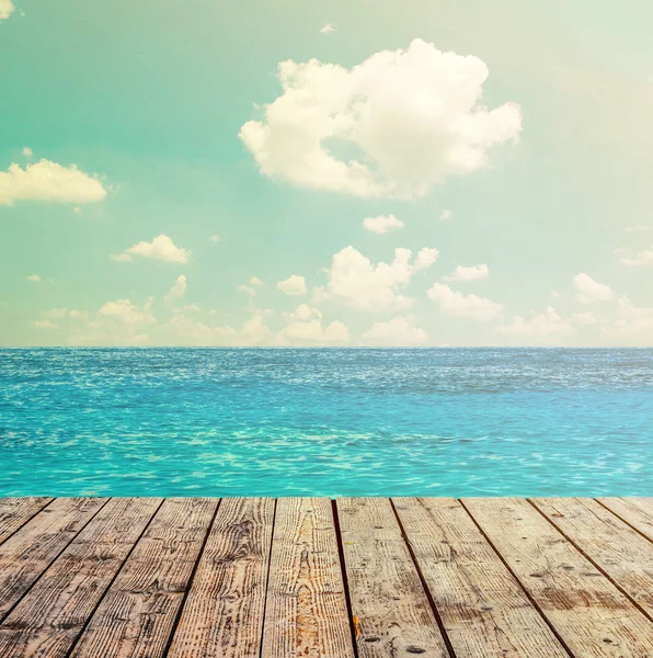 Oceano azul e céu acima do chão de madeira — Fotografia de Stock