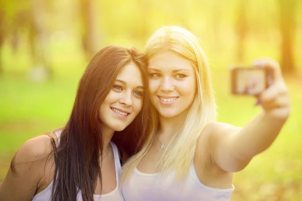 Portrait extérieur de deux amies prenant des photos avec appareil photo — Photo