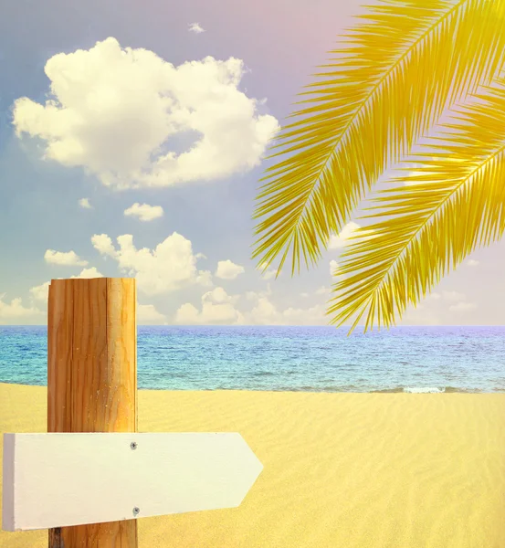 Paradiesstrand mit leerem Holzschild — Stockfoto