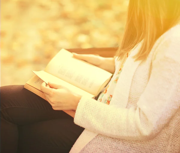 Leyendo un Concepto de Libro — Foto de Stock