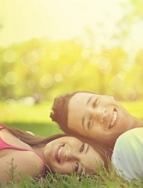 Retro-Bild eines glücklichen jungen Paares, das die Natur genießt — Stockfoto