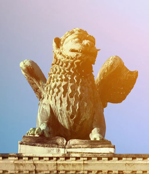 Columna de símbolo veneciano de león alado de San Marcos Orig del siglo XII —  Fotos de Stock