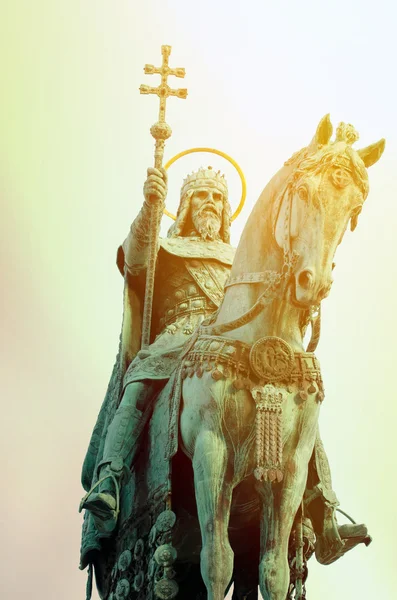 Socha svatého Štěpána i. - první král Maďarska v budapes — Stock fotografie