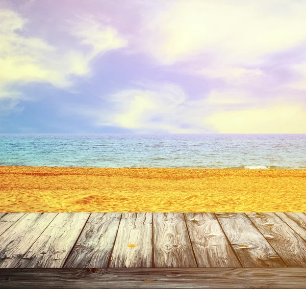 Spiaggia sabbiosa e paesaggio marino con pavimento in legno — Foto Stock