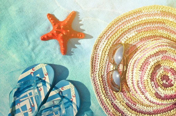 Straw hat, glasses, sea star and flip-flop sandals - Vacation co — Stock Photo, Image