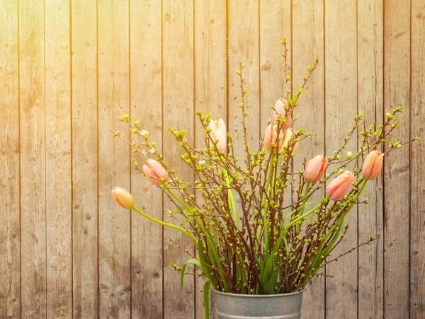 Tulipani primaverili sullo sfondo di legno — Foto Stock