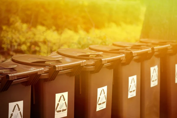 Papeleras de reciclaje al aire libre Imagen de stock