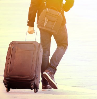 Çanta sokakta yürüyen seyahat adam