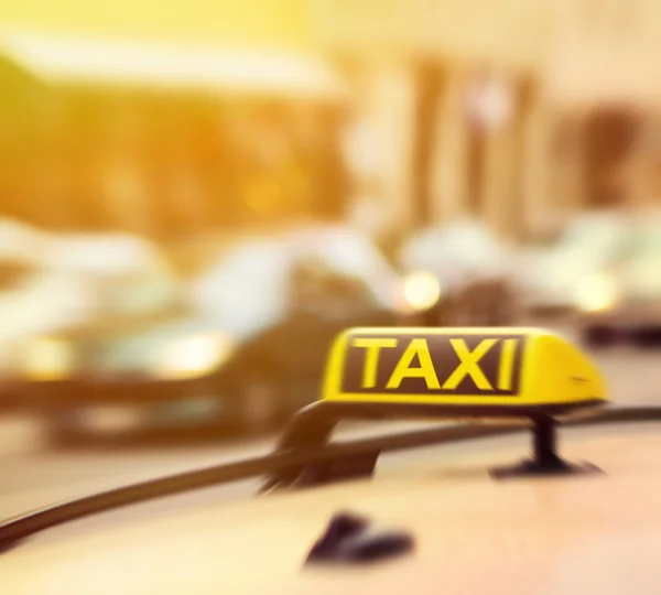 Znak taksówki na samochód w ruchu rozmycie — Zdjęcie stockowe