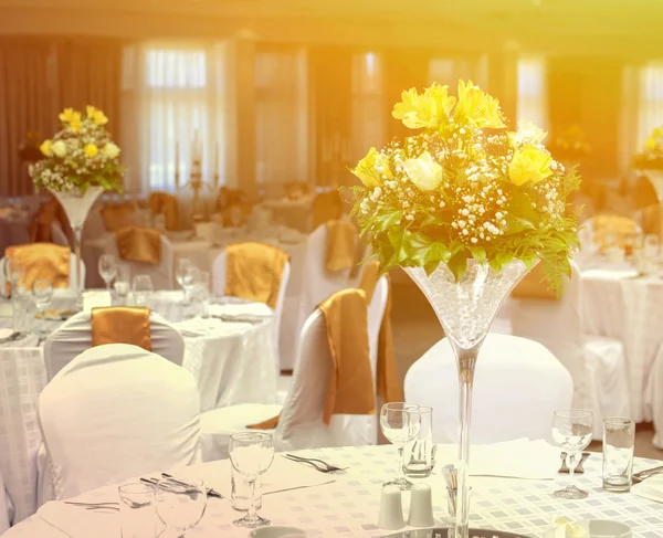 Arreglo floral en mesas de boda — Foto de Stock