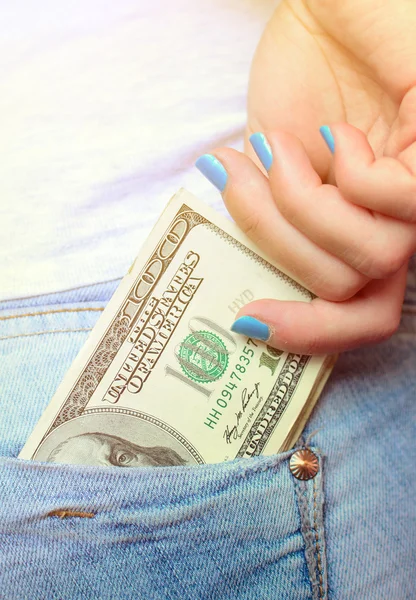 Mulher mão tomando dinheiro de jeans bolso traseiro — Fotografia de Stock