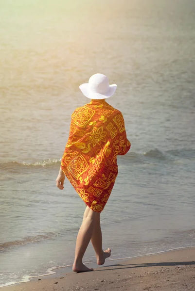 Portret van een sensuele jonge vrouw lopen door het strand — Stockfoto