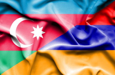 Ermenistan ve Azerbaycan bayrağı sallayarak
