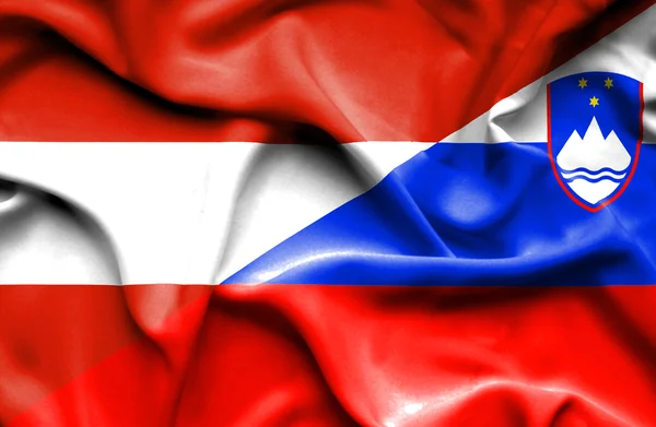 Vlající vlajka Slovinska a Rakouska — Stock fotografie