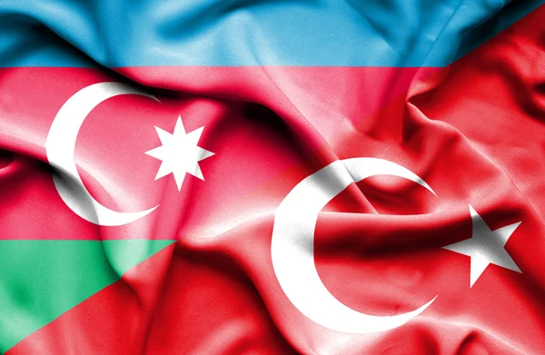 Mávání vlajkou Ázerbájdžánem a Tureckem — Stock fotografie