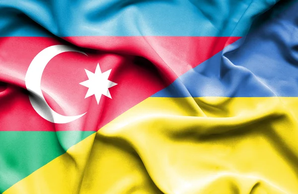 Fahne der Ukraine und Aserbaidschans schwenkend — Stockfoto