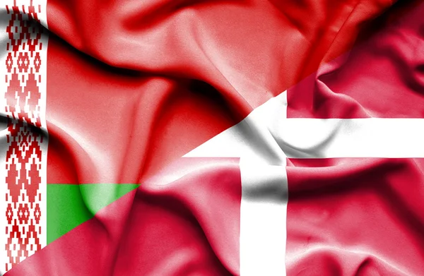 Bandeira ondulada da Dinamarca e da Bielorrússia — Fotografia de Stock