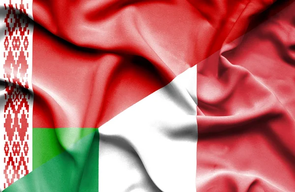 Flagge Italiens und Weißrusslands schwenkend — Stockfoto