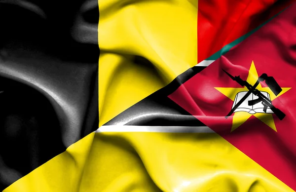 Flagge von Mosambik und Belgien schwenken — Stockfoto
