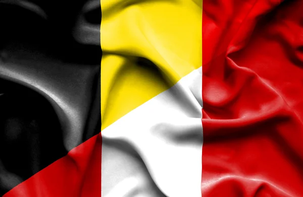 Flagge von Peru und Belgien schwenken — Stockfoto