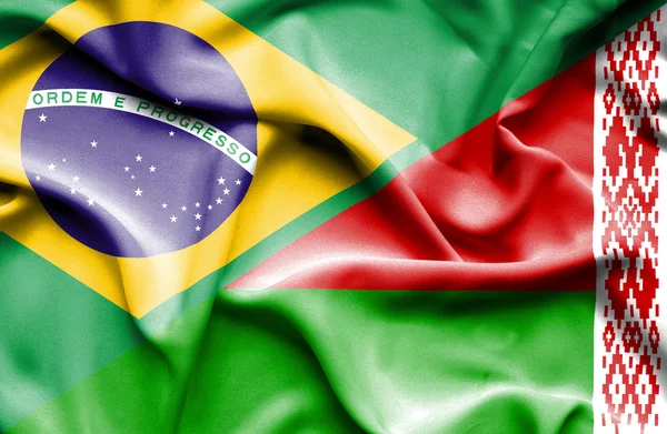 Vlající vlajka Běloruska a Brazílie — Stock fotografie