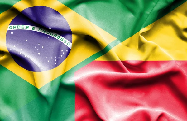 ベナン、ブラジルの旗を振っています。 — ストック写真