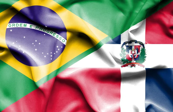ドミニカ共和国、ブラジルの旗を振っています。 — ストック写真