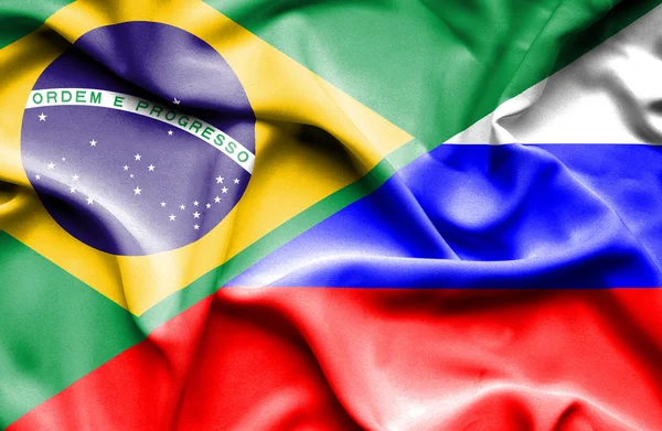Bandeira acenando da Rússia e do Brasil — Fotografia de Stock