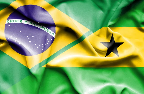 Mávání vlajkou Svatý Tomáš a Princův ostrov a Brazílie — Stock fotografie
