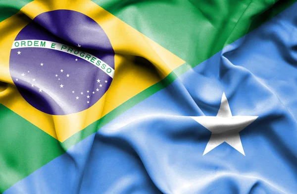 Flagge Somalias und Brasiliens schwenken — Stockfoto