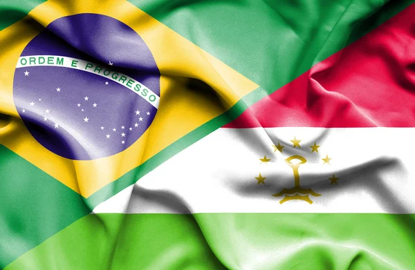 Flagge von Tadschikistan und Brasilien schwenken — Stockfoto