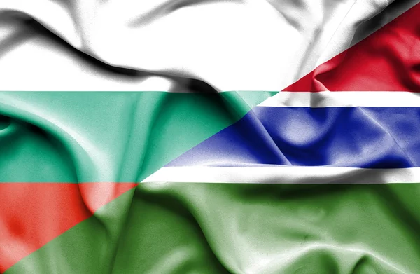 Flagge von Gambia und Bulgarien schwenken — Stockfoto