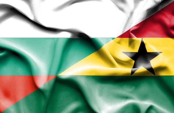 Flagge aus Ghanas und Bulgariens schwenken — Stockfoto