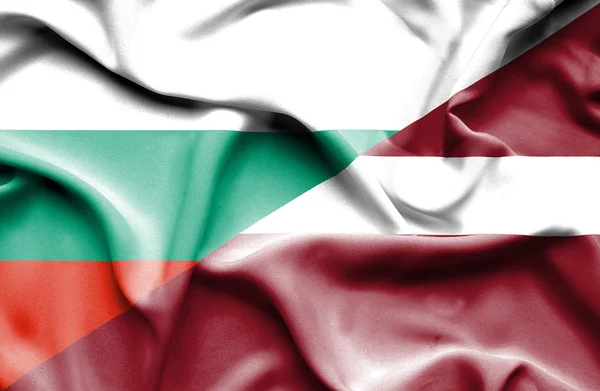 Κουνώντας τη σημαία της Λεττονίας και της Βουλγαρίας — Φωτογραφία Αρχείου