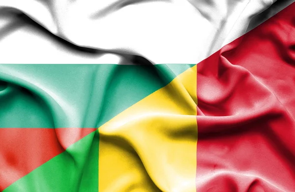 Flagge von Mali und Bulgarien schwenken — Stockfoto