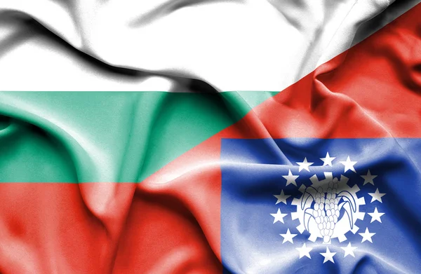 Ondeando la bandera de Myanmar y Bulgaria — Foto de Stock