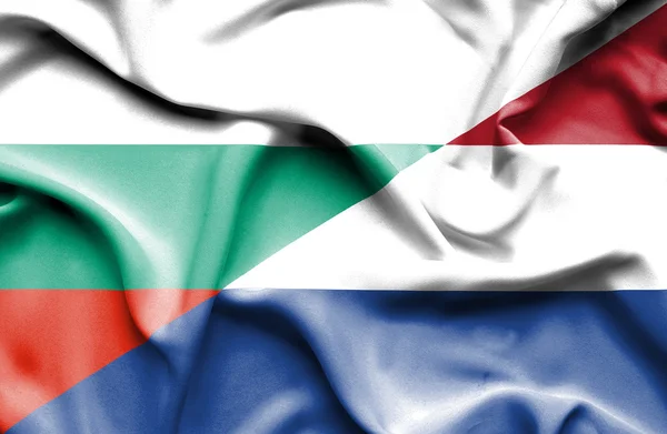 Bandera ondeante de Países Bajos y Bulgaria — Foto de Stock