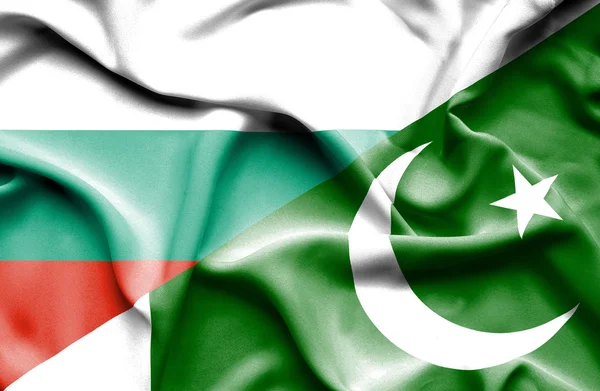 パキスタン、ブルガリアの旗を振っています。 — ストック写真