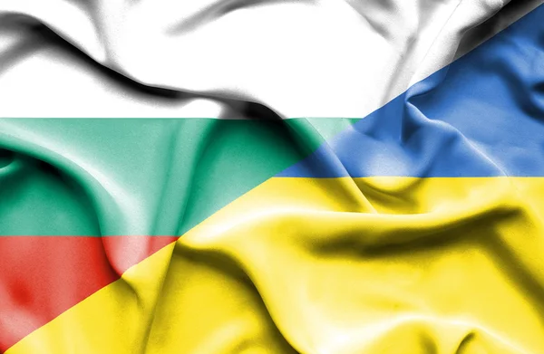 Mávání vlajkou Ukrajina a Bulharsko — Stock fotografie