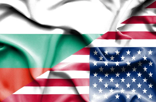 アメリカ合衆国、ブルガリアの旗を振っています。 — ストック写真