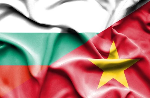 Vietnamin ja Bulgarian lipun heiluttaminen — kuvapankkivalokuva