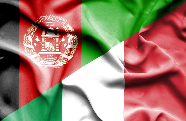 Ondeando la bandera de Italia y Afganistán — Foto de Stock