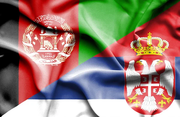 Κουνώντας τη σημαία της Σερβίας και του Αφγανιστάν — Φωτογραφία Αρχείου