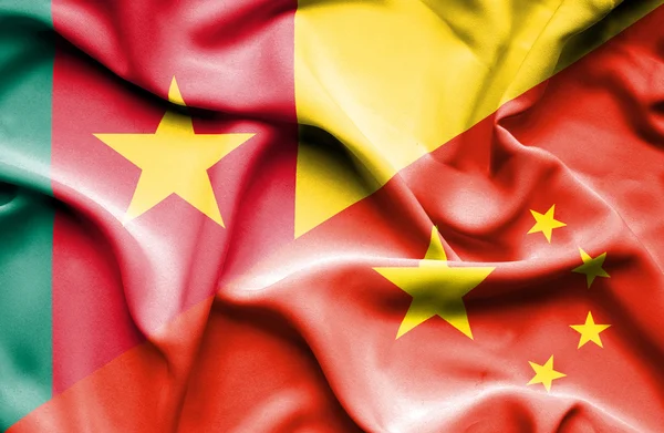 Flagge von China und Kamerun schwenken — Stockfoto