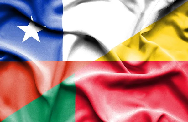 Bølgende flagg for Benin og Chile – stockfoto