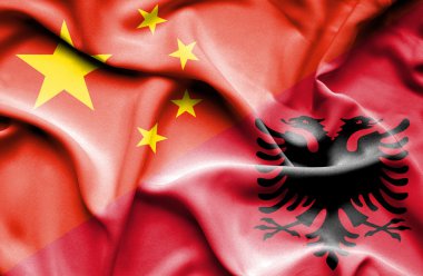 Arnavutluk ve Çin bayrağı sallayarak