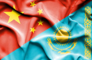 Kazakistan ve Çin bayrağı sallayarak
