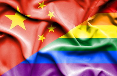 Gurur ve Çin bayrağı sallayarak